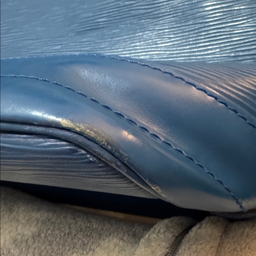 Louis Vuitton Epi Noé bucket bag in Toledo blue leather. - Picture 11 of 15